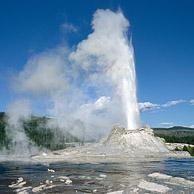 Kasteelgeiser / Castle Geyser met de uitstoot van kokend heet water dat 27 meter hoog de lucht in wordt gespoten, Yellowstone Nationaal Park, Wyoming, US
<BR><BR>Zie ook www.arterra.be</P>